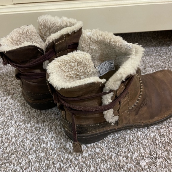 UGG Cove Bootie Size 7 - Picture 2 of 6